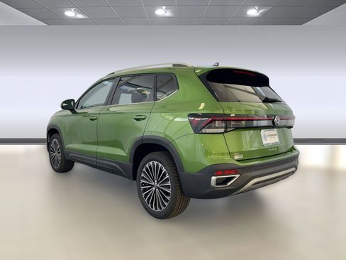 New 2026 Volkswagen Taos SE image 3