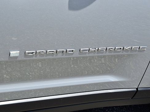 New 2025 Jeep Grand Cherokee Limited image 16