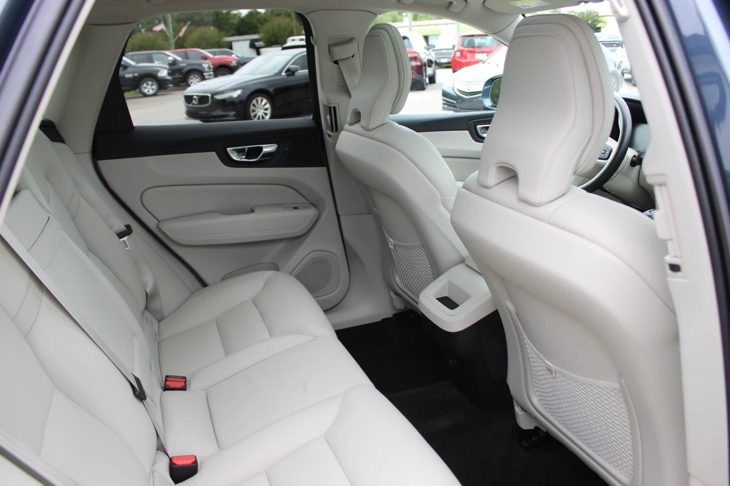 Used 2021 Volvo XC60 T5 Momentum w/ Premium Package FWD image 25