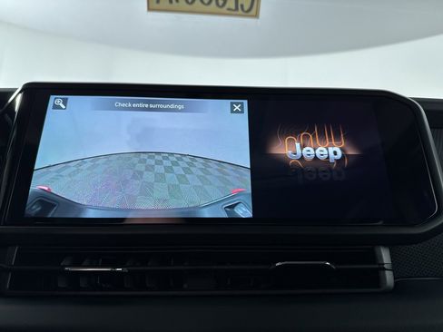 Used 2025 Jeep Gladiator Mojave w/ Convenience Group AWD/4WD image 15