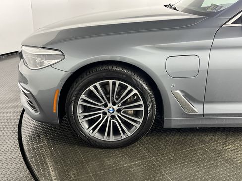Used 2019 BMW 530e xDrive w/ Executive Package image 4