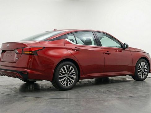Used 2025 Nissan Altima 2.5 SV FWD image 9