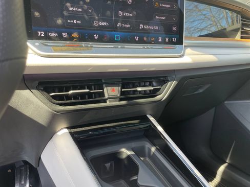 Certified 2025 Volkswagen Tiguan SEL R-Line AWD/4WD image 20