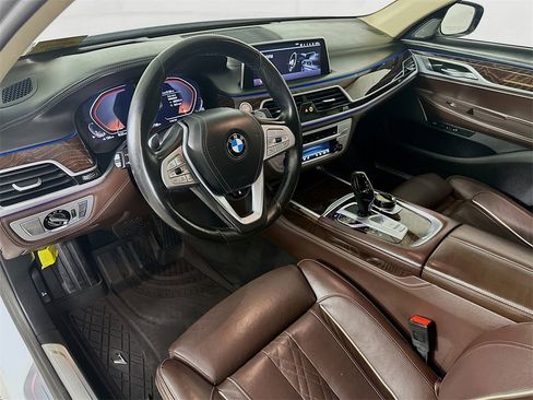 Used 2021 BMW 750i xDrive w/ Executive Package image 31