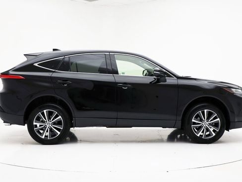 Used 2022 Toyota Venza LE image 3