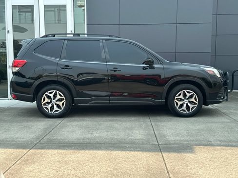 Used 2022 Subaru Forester Premium AWD/4WD image 2