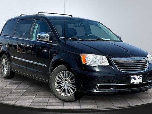 Used 2014 Chrysler Town & Country Touring-L w/ Driver Convenience Group FWD image 3