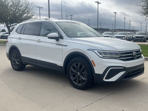 Certified 2023 Volkswagen Tiguan SE w/ Panoramic Sunroof Package image 2