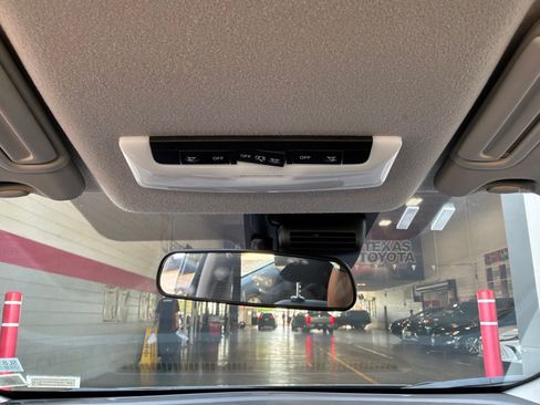 Used 2025 Nissan Versa SV FWD image 15