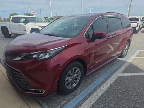 Used 2021 Toyota Sienna XLE FWD image 1