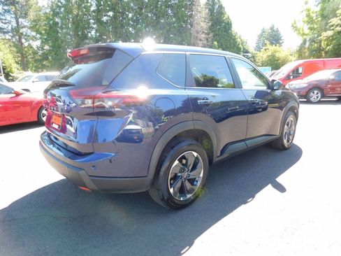 Used 2025 Nissan Rogue SV FWD image 2