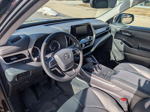Used 2023 Toyota Highlander XLE image 18