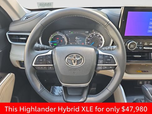 Used 2025 Toyota Highlander XLE AWD/4WD image 45