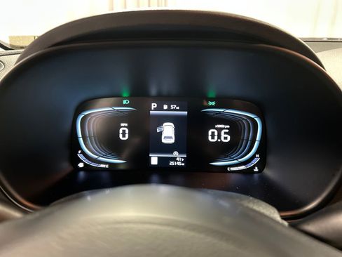 Used 2025 Kia Soul LX w/ LX Technology Package FWD image 14