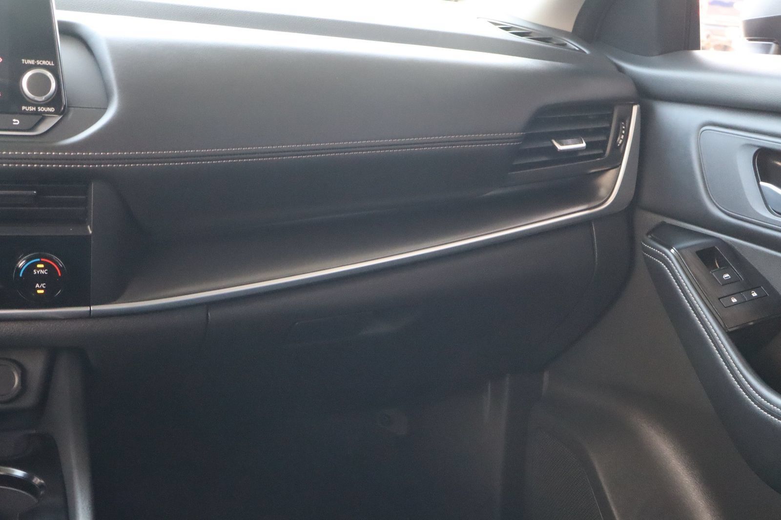 Used 2026 Nissan Rogue SV FWD image 31