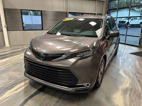 Used 2022 Toyota Sienna XLE FWD image 3