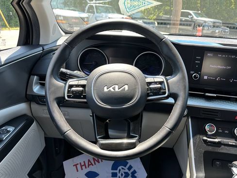 Used 2023 Kia Carnival LX FWD image 12