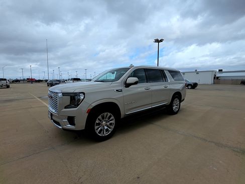 Used 2022 GMC Yukon XL Denali image 2