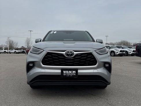 Used 2024 Toyota Highlander LE image 3