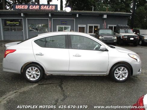 Used 2018 Nissan Versa SV image 9