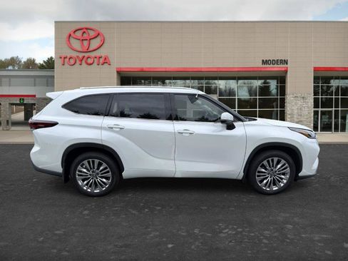 Certified 2025 Toyota Highlander Platinum AWD/4WD image 4
