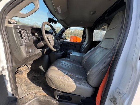 Used 2017 Chevrolet Express 2500 image 9
