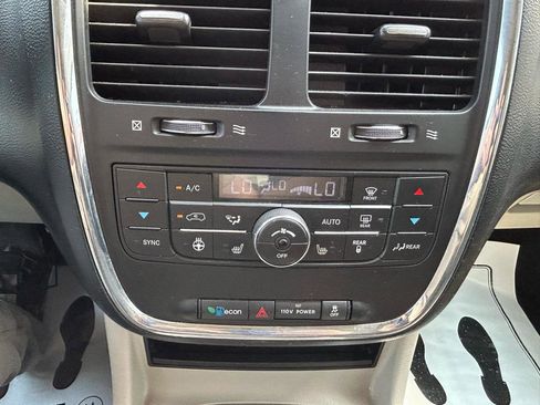 Used 2012 Dodge Grand Caravan Crew w/ Crew Value Pkg FWD image 22