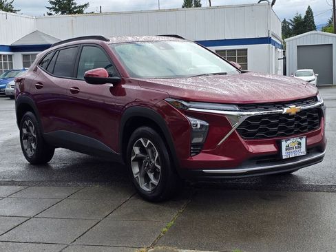Used 2025 Chevrolet Trax LT FWD image 3