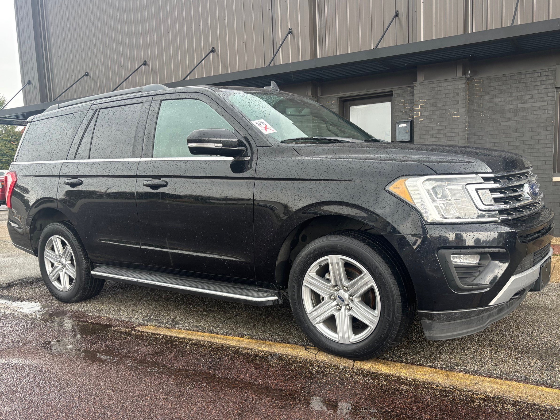 Used 2019 Ford Expedition XLT w/ Equipment Group 202A AWD/4WD image 3