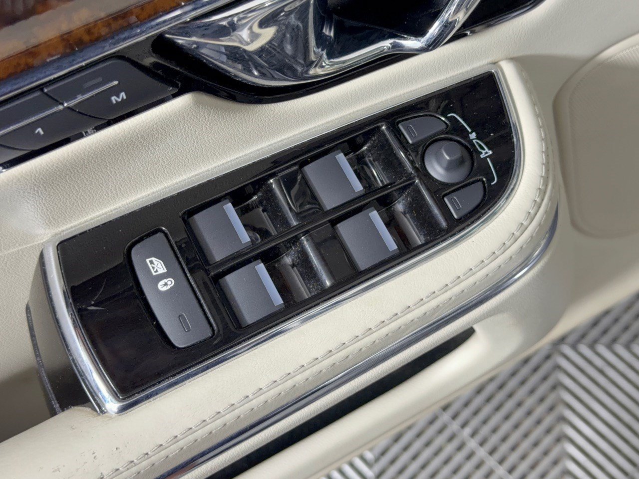 Used 2019 Jaguar XJ R-Sport RWD image 15