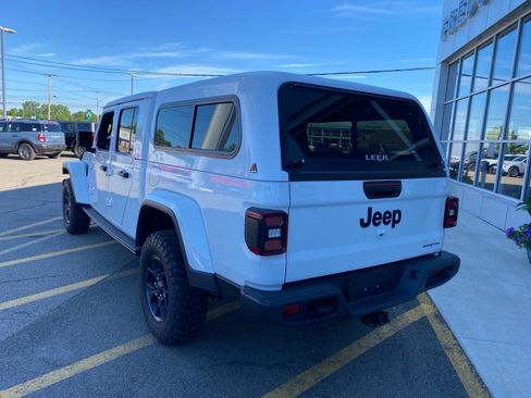 Used 2025 Jeep Gladiator Overland AWD/4WD image 4
