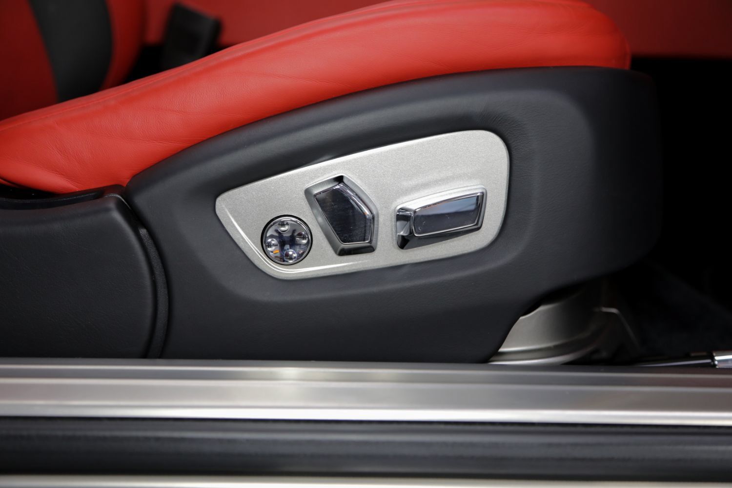 Used 2018 Rolls-Royce Dawn RWD image 40