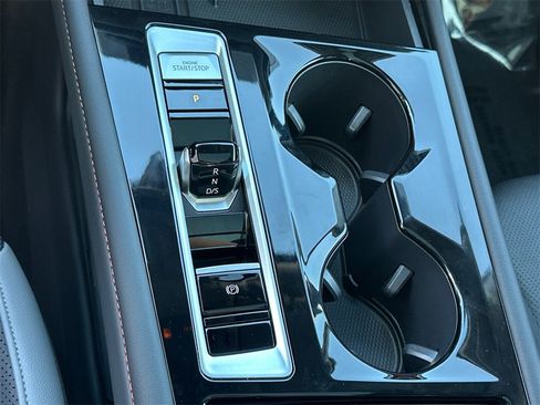 Used 2025 Volkswagen Atlas Peak Edition SE image 30