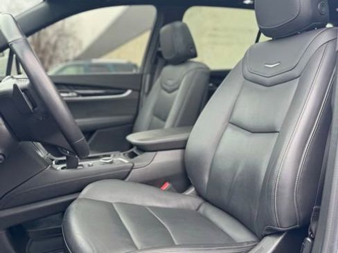 Used 2022 Cadillac XT6 Premium Luxury image 11