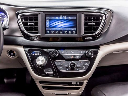 Used 2020 Chrysler Pacifica Touring-L image 18