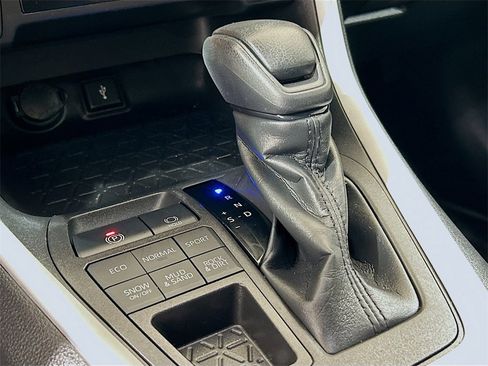 Used 2022 Toyota RAV4 LE image 14