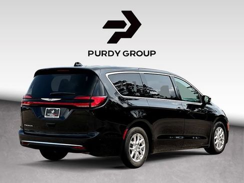 Used 2024 Chrysler Pacifica Touring-L FWD image 8