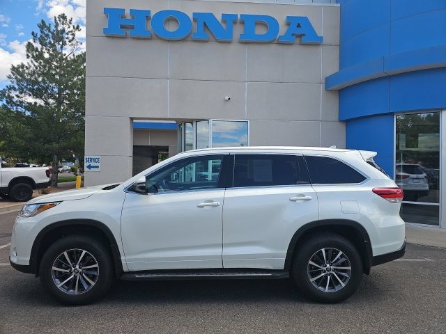 Used 2018 Toyota Highlander XLE AWD/4WD image 2