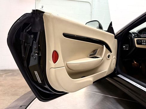 Used 2011 Maserati GranTurismo Convertible RWD image 11