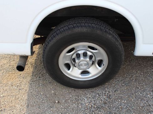 Used 2015 Chevrolet Express 3500 RWD image 25