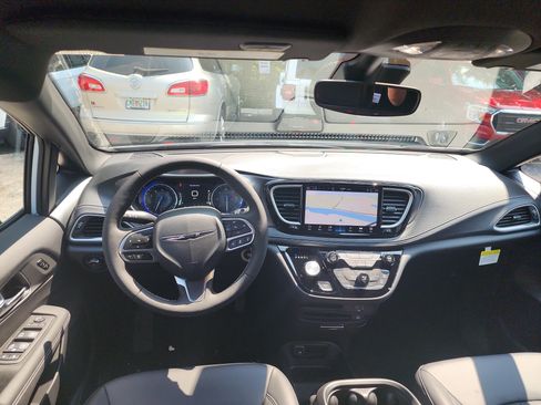 New 2026 Chrysler Pacifica Select image 17