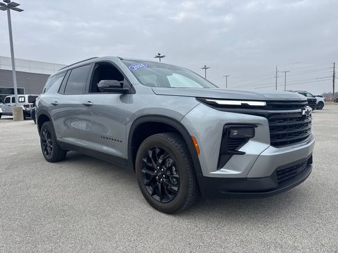 Used 2024 Chevrolet Traverse LT w/ Midnight/Sport Edition image 9