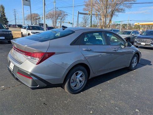 New 2026 Hyundai Elantra SE image 4