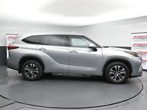 Used 2022 Toyota Highlander XLE AWD/4WD image 9