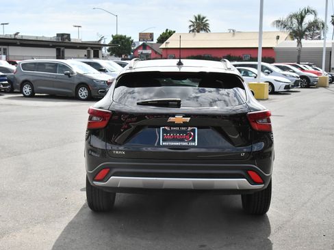 Used 2025 Chevrolet Trax LT FWD image 7