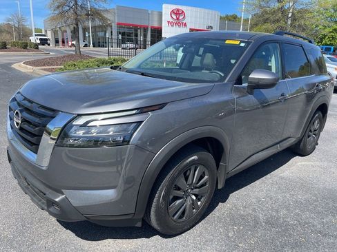 Used 2024 Nissan Pathfinder SV w/ SV Premium Package image 2