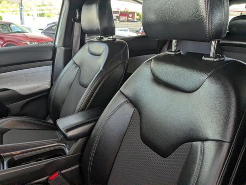 Used 2025 Jeep Compass Latitude w/ Sun & Sound Group AWD/4WD image 15