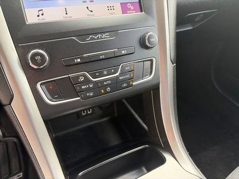Used 2019 Ford Fusion SE FWD image 25