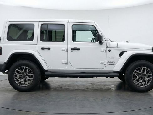 Used 2025 Jeep Wrangler Sahara AWD/4WD image 11