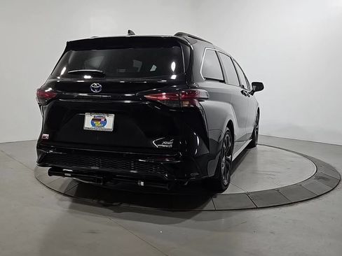 Used 2023 Toyota Sienna XSE FWD image 5